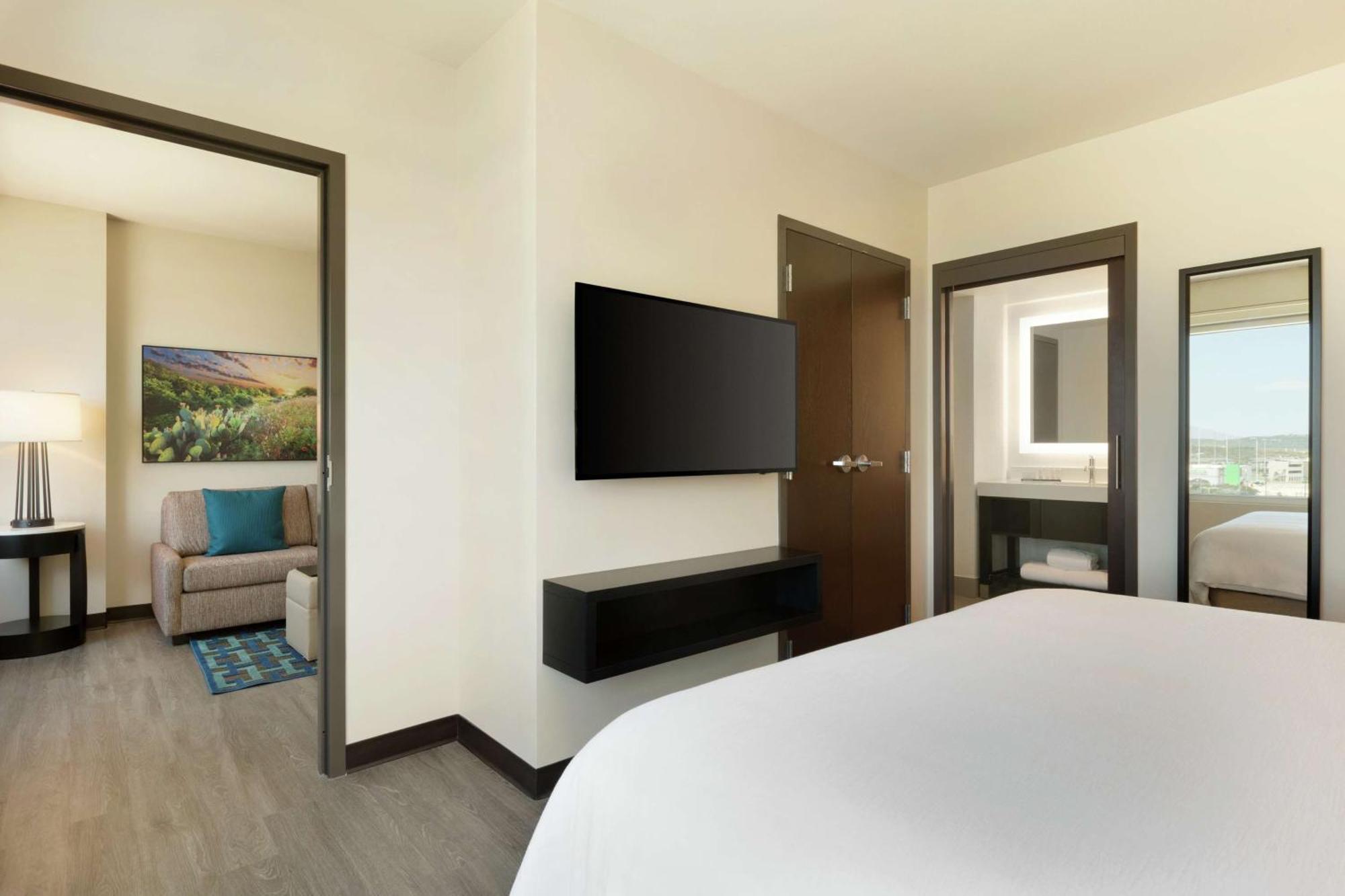 Embassy Suites By Hilton San Antonio Landmark Exterior photo